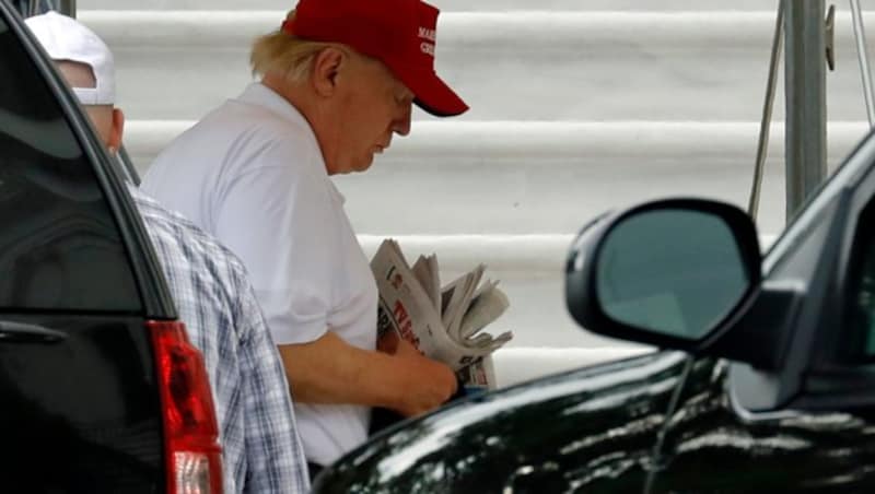 Juni 2018: Trump kehrt von einem Golfaufenthalt mit einem Packen Zeitungen ins Weiße Haus zurück. Welche der Blätter er gelesen hat, ist nicht überliefert. (Bild: APA/AFP/YURI GRIPAS)