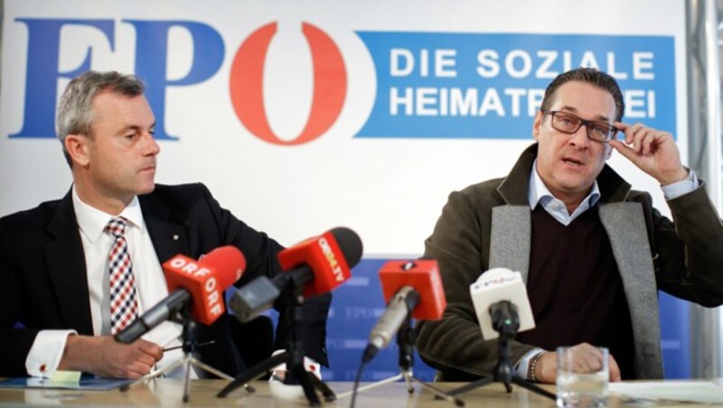 Der aktuelle Chef der FPÖ, Norbert Hofer (links), mit seinem Vorgänger Heinz-Christian Strache (Bild: APA/Georg Hochmuth)