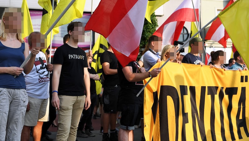 Anhänger der Identitären bei einer Demonstration (Bild: APA/ROLAND SCHLAGER, Krone KREATIV)