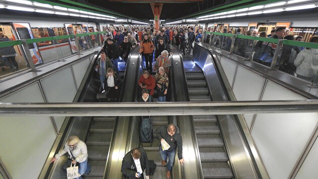 Menschenmassen bei der U4-Station Karlsplatz (Bild: Gerhard Bartel)