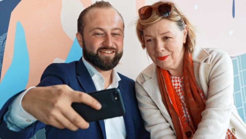 Im Interview mit Conny Bischofberger: Max Lercher macht ein Selfie für seinen Vater. (Bild: zwefo)