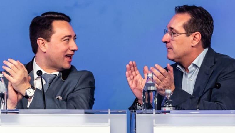 Die Zeiten, in denen man sich gegenseitig applaudierte, sind vorbei: Oberösterreichs FPÖ-Chef Manfred Haimbuchner und Ex-Bundesparteiobmann Heinz-Christian Strache. (Bild: APA/EXPA/JFK)