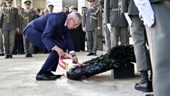 Bundespräsident Alexander Van der Bellen bei der traditionellen Kranzniederlegung vor der Krypta (Bild: APA/HANS PUNZ)