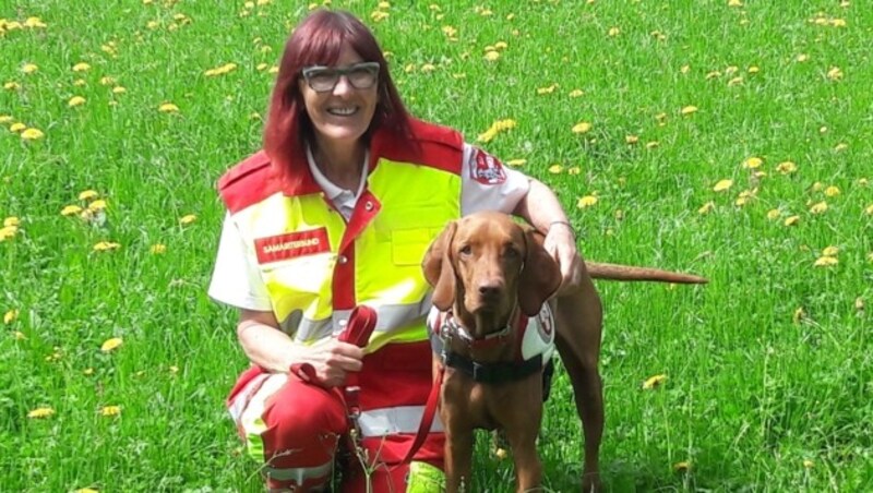 Hundeführerin Edith Nessmann mit Personenspürhund Dario. (Bild: Rettungshundestaffel Samariterbund Kärnten)