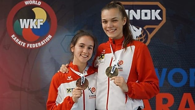 Goldgewinnerin Vukovic (rechts) und die „Bronzene“ Aleksandra Grujic strahlen um die Wette. (Bild: Ewald Roth Karate Austria)