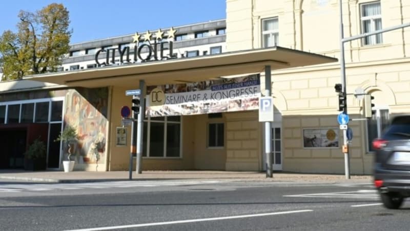 In einem Zimmer dieses Hotels in St. Pölten wurden am Samstag kurz nach Mitternacht eine Frau und ein Mann tot aufgefunden. (Bild: APA/Herbert P. Oczeret)