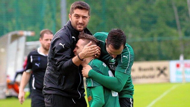 Eugendorf und Coach Arsim Deliu (links) wollen heuer endlich aufsteigen. (Bild: Andreas Tröster)