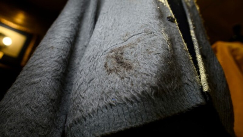 Die Strickjacke soll nach dem Auftritt nie gewaschen worden sein. (Bild: AFP )
