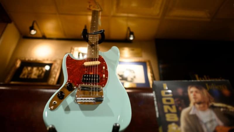 Auch diese Linkshänder-Gitarre von Cobain kam unter den Hammer. (Bild: AFP )