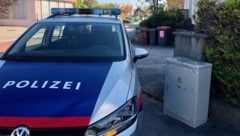 Ein Polizeiauto vor dem Tatort in Kottingbrunn (Bild: APA/MONATSREVUE/THOMAS LENGER)