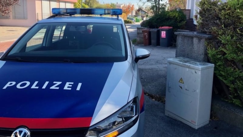 Ein Polizeiauto vor dem Tatort in Kottingbrunn (Bild: APA/MONATSREVUE/THOMAS LENGER)