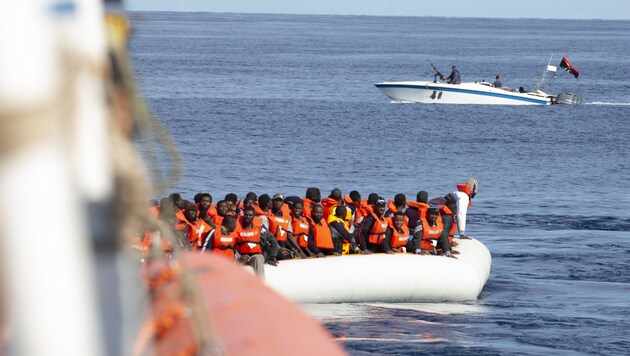 Drei libysche Schiffe hätten die Alan Kurdi bedrängt, Maskierte hätten Warnschüsse in die Luft und ins Wasser abgegeben, heißt es. (Bild: AP/Sea-Eye/Lea Ricking)