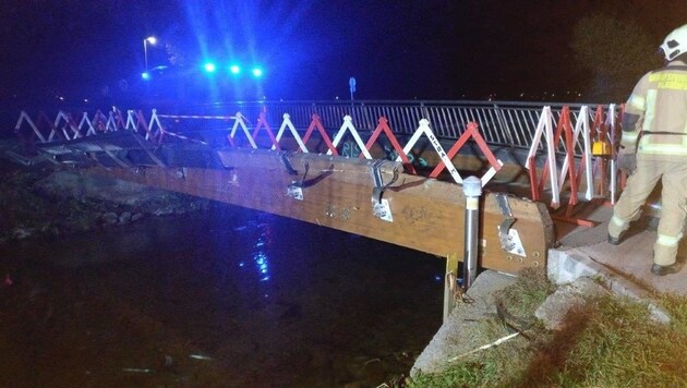 Das Brückengeländer wurde stark beschädigt. (Bild: BF Klagenfurt)