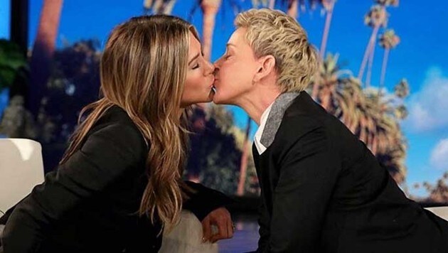 Jennifer Aniston und Ellen DeGeneres küssen sich. (Bild: www.instagram.com)
