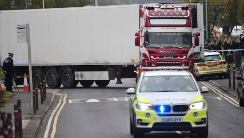 Im Sattelaufleger eines Lkw fanden 39 Menschen aus China und Vietnam den Tod. (Bild: AFP)