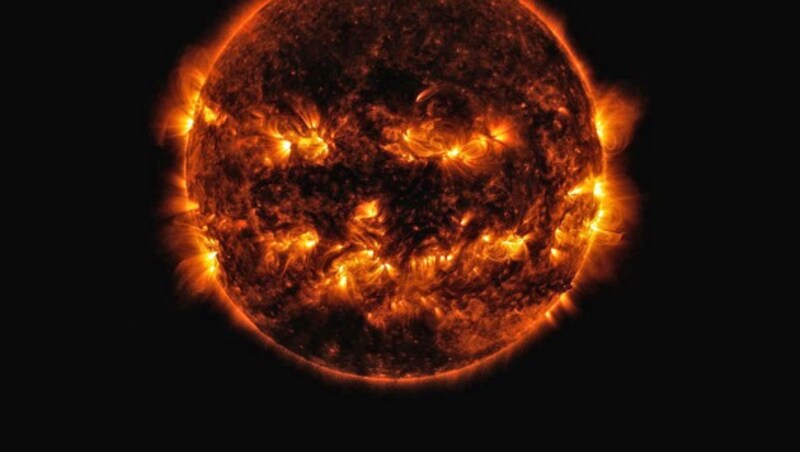 Unsere Sonne als Halloween-Fratze (Bild: NASA/SDO)