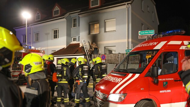 Ein Teil der Außenfassade musste von der Feuerwehr geöffnet werden (Bild: laumat.at/Matthias Lauber)