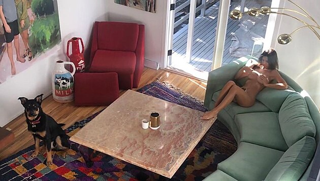 Emily Ratajkowski rekelt sich nackt am Sofa (Bild: instagram.com/emrata)
