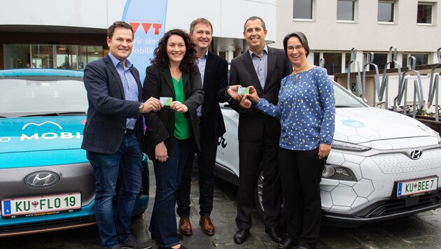Martin Tschurtschenthaler („Beecar“), LHStv. Ingrid Felipe, Reinhard Jennewein („floMOBIL“), Bruno Oberhuber (Energie Tirol) und Alexandra Medwedeff (v. li.) mit zwei E-Modellen. (Bild: VVT)