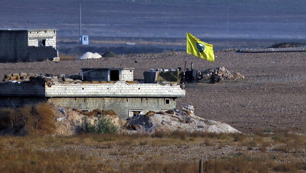 Archivbild: Eine YPG-Stellung an der türkisch-syrischen Grenze (Bild: ASSOCIATED PRESS)