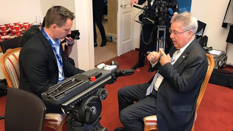 „Krone“-Redakteur Paul Tikal am Rande der Konferenz mit Alt-Bundespräsidenten Heinz Fischer (Bild: Robert Gartner)