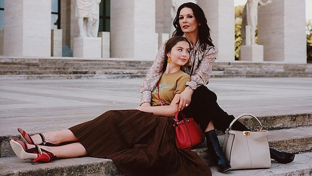 Catherine Zeta-Jones und Tochter Carys standen für ihre erste gemeinsame Mode-Kampagne vor der Kamera. (Bild: instagram.com/fendi)