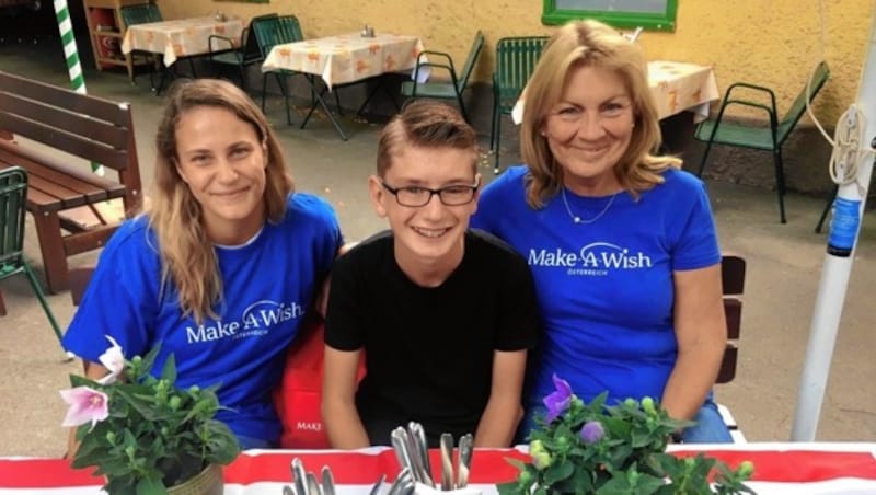 Matthias mit seinen Wunscherfüllerinnen. (Bild: Make-A-Wish-Foundation® Österrei)