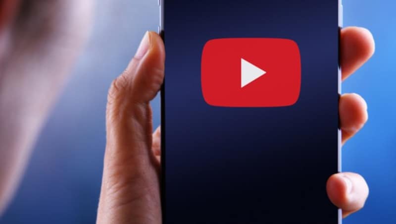 Wer Google-Dienste wie YouTube mit einem veralteten Android-Gerät weiterhin nutzen will, muss wohl von der jeweiligen App auf den Browser ausweichen. (Bild: ©monticellllo - stock.adobe.com)