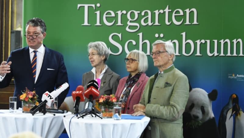 Der designierte Direktor des Tiergartens Schönbrunn, Stephan Hering-Hagenbeck, Wirtschaftsministerin Elisabeth Udolf-Strobl, die scheidende Direktorin Dagmar Schratter und Aufsichtsratsvorsitzender Wolfgang Schüssel (v.l.) (Bild: APA/ROBERT JAEGER)