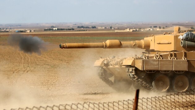 Ein türkischer Panzer feuert 15 Kilometer von Ras al-Ayn entfernt ein Geschoss ab. (Bild: AFP)