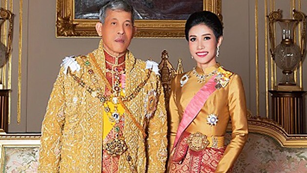 Maha Vajiralongkorn und seine Ex-Zweitfrau Sineenat Wongvajirapakdi (Bild: AFP)