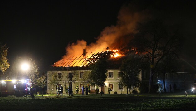 Das Feuer vernichtete den Dachstuhl des Wohntraktes (Bild: laumat.at/Matthias Lauber)