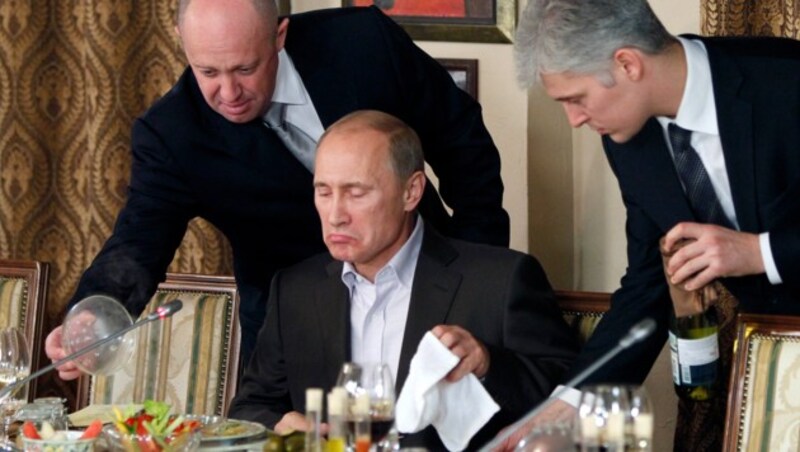 Prigoschin (links) und Präsident Putin bei einem Restaurantbesuch in Moskau im Jahr 2011 (Bild: AP)