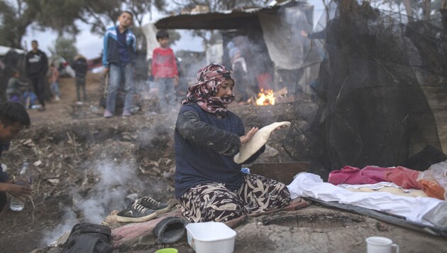 Eine behelfsmäßige Backerei im Camp Moria auf Lesbos (Bild: AP)