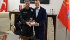 Tatzgern (re.) mit dem türkischen Grenzpolizeiboss (Bild: BKA)