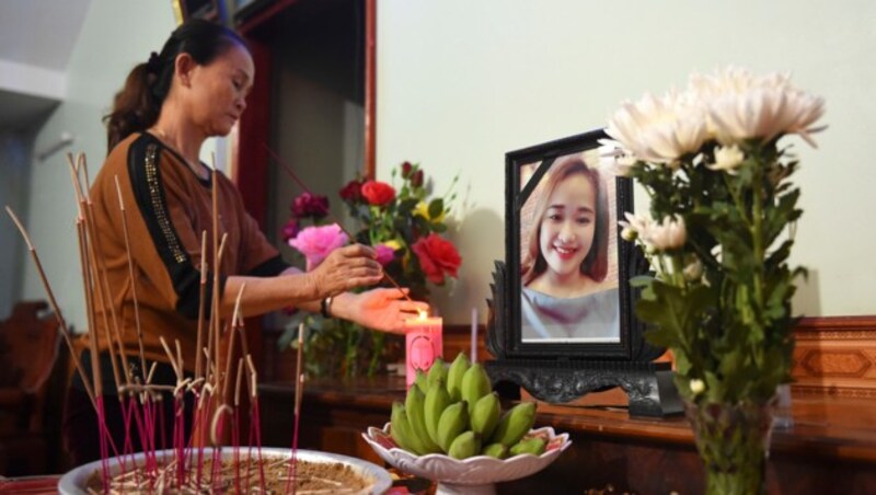 Eine vietnamesische Angehörige trauert um Bui Thi Nhung, die sich unter den Toten befinden soll. (Bild: APA/AFP/NHAC NGUYEN)