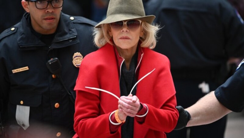 Jane Fonda wurde mit Fesseln um die Handgelenke abgeführt. (Bild: AFP)