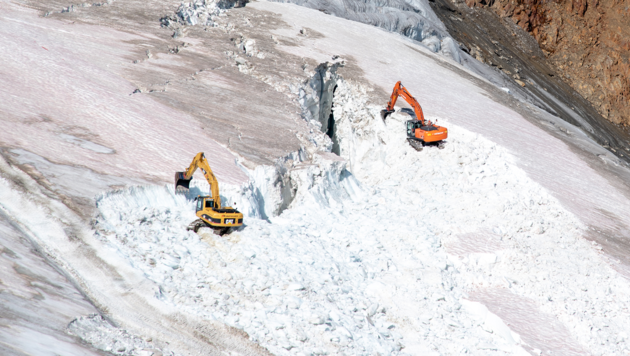 Die Vereine sehen die geplanten Ausbaupläne der Skigebiete kritisch - der WWF dokumentiert Arbeiten von Baggern im Pitztal. (Bild: WWF/Vincent Sufiyan)