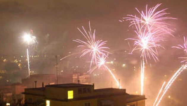 Die Mafia feierte die Haftentlassung frech mit einem prächtigen Feuerwerk. (Bild: twitter.com)