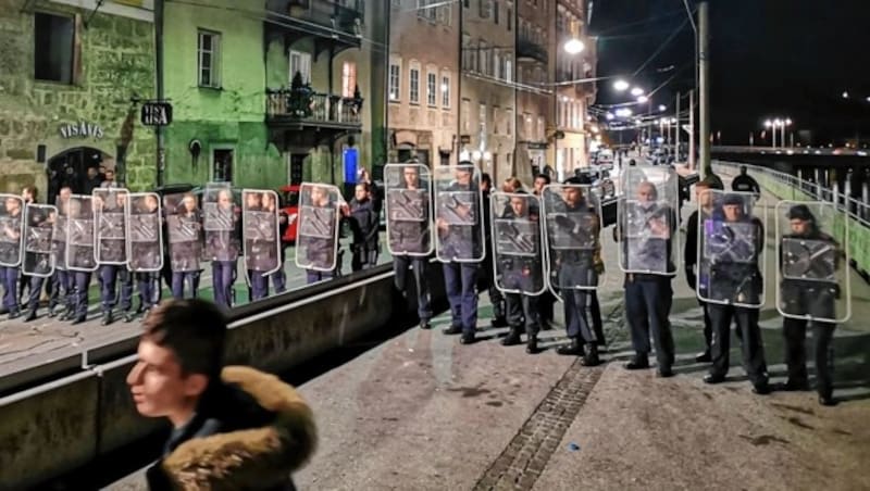 50 Beamte mussten den Rudolfskai in Salzburg räumen. (Bild: Markus Tschepp)