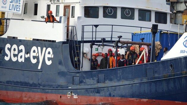 Die Alan Kurdi erreichte am Sonntag in der Früh den Hafen von Tarent in Italien. (Bild: AP)