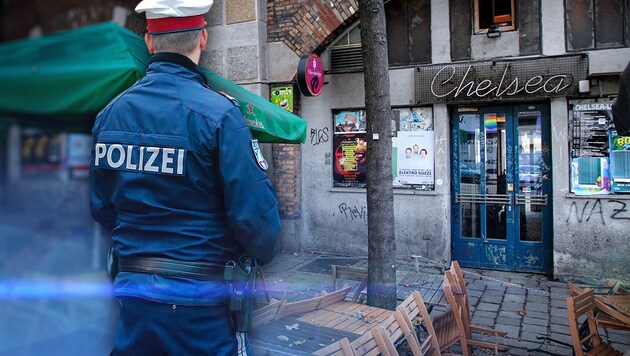 Mitten im Wiener Gürtellokal Chelsea zündeten sich die Brüder Zigaretten an und gingen dann auf Türsteher und Polizisten los. (Bild: Andi Schiel, Peter Tomschi)