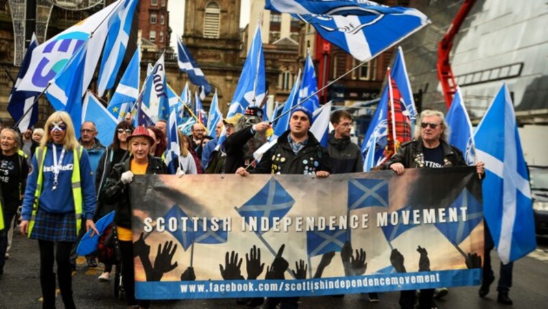 Schotten demonstrieren in Glasgow für die Unabhängigkeit. (Bild: AFP)