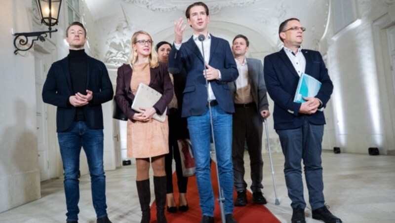 v.l.n.r.: ÖVP-Verhandlungsteam mit Gernot Blümel, Margarethe Schramböck, Elisabeth Köstinger, ÖVP-Chef Sebastian Kurz, Stefan Steiner und Klubobmann August Wöginger (Bild: APA/GEORG HOCHMUTH)