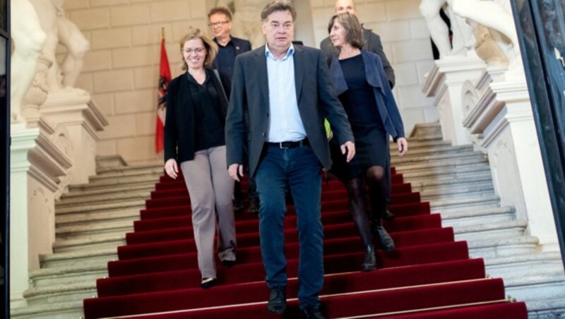 Das Verhandlungsteam der Grünen mit Leonore Gewessler, Rudi Anschober, Bundessprecher Werner Kogler, Birgit Hebein und Josef Meichenitsch (Bild: APA/GEORG HOCHMUTH)