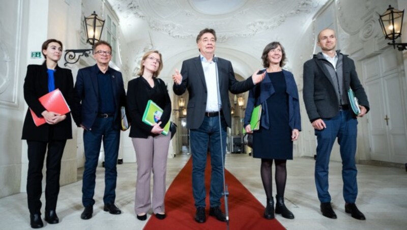 v.l.n.r.: Das Verhandlungsteam der Grünen mit Alma Zadic, Rudi Anschober, Leonore Gewessler, Bundessprecher Werner Kogler, Birgit Hebein und Josef Meichenitsch (Bild: APA/Georg Hochmuth)