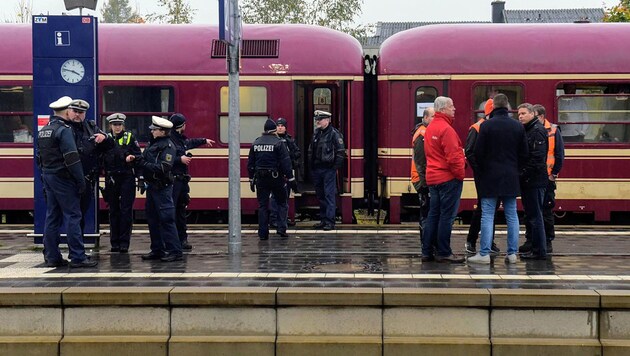 Der Party-Zug am Bahnhof von Greven, wo er von der Polizei gestoppt wurde. (Bild: APA/dpa/Günter Benning)