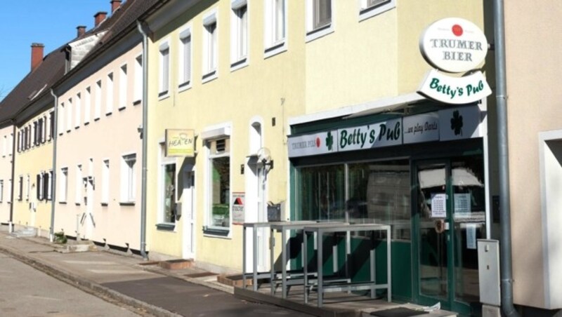 Die Raucher müssen bei Betty’s Pub in Linz zum „Qualmen“ einen der Stehtische im Freien benutzen. Die umliegenden Nachbarn fühlen sich durch die Gespräche von den Gästen gestört. (Bild: Einöder Horst)