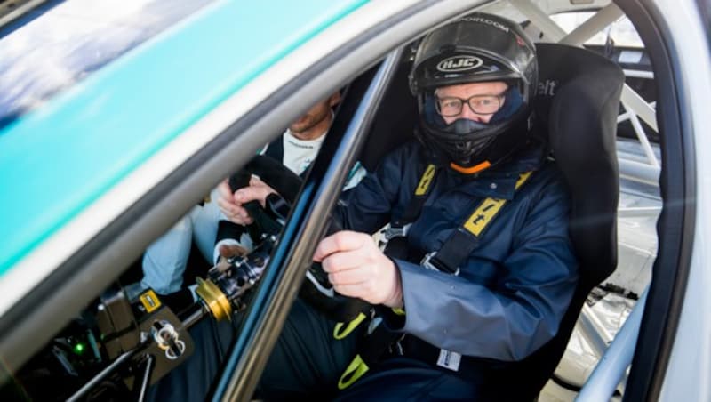 „Krone“-Redakteur Stephan Schätzl am Steuer des Jaguar I-Pace eTrophy (Bild: Jaguar)