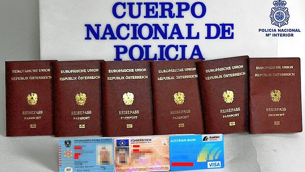 Die sechs in Spanien sichergestellten gefälschten Reisepässe - erstanden angeblich in Wien. (Bild: www.clm24.es)